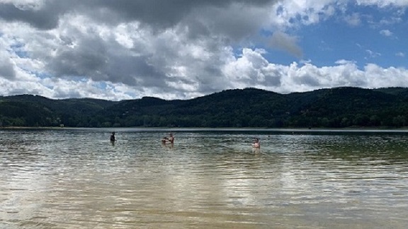Cette image représente des élèves de 3ème se baignant dans le lac de St Ferreol
